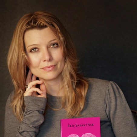 800px-ElifShafak_Ask_EbruBilun_Wiki